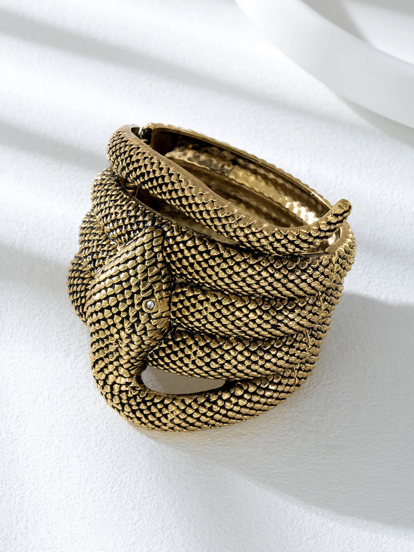 Retro golden metal snake-shaped wide bracelet for women, in an European style jewelry