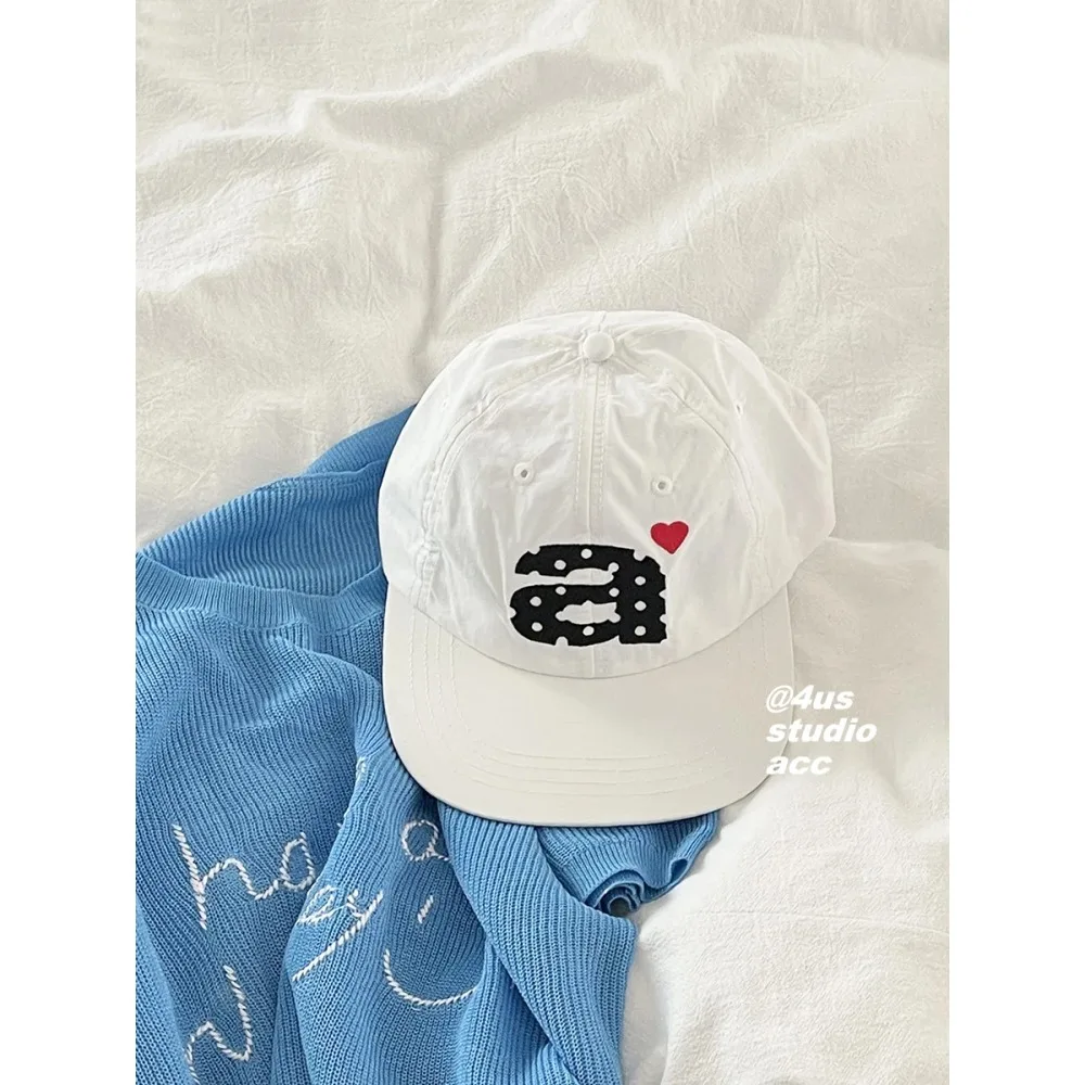 Il nuovo berretto da baseball a tesa piatta da donna estivo traspirante ad asciugatura rapida ricamato mostra il viso piccolo