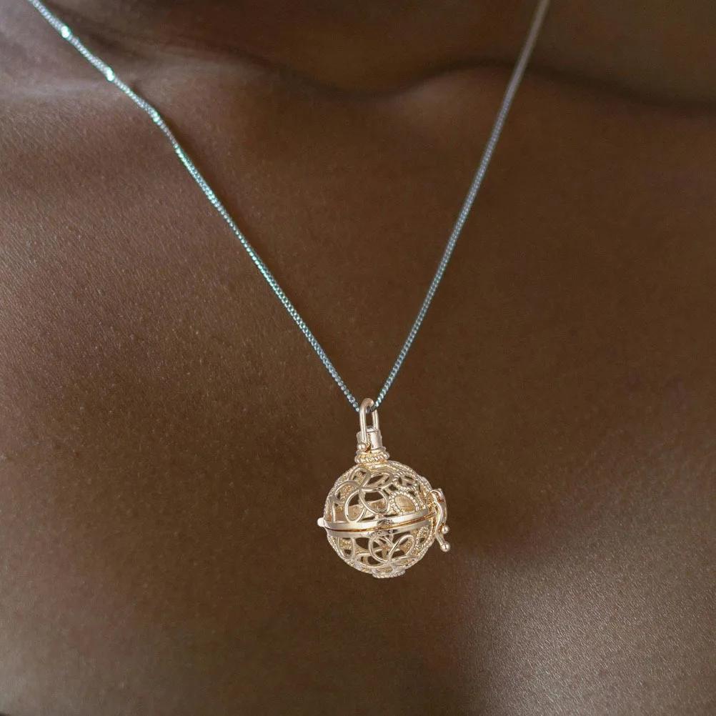 

5Pcs Essential Oil Diffuser Hollow Flower Locket Pendant Necklace Changeable Color Balls Aromatherapy Accessory for Everyday Use