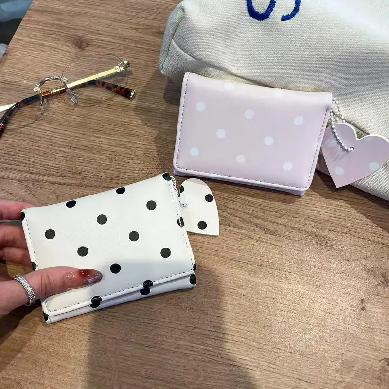 Gepunktete PU-Leder-Geldbörse mit niedlichem Herzanhänger und kompaktem Design, perfekt für tägliche Freizeitausflüge und Einkäufe. – Detail 4