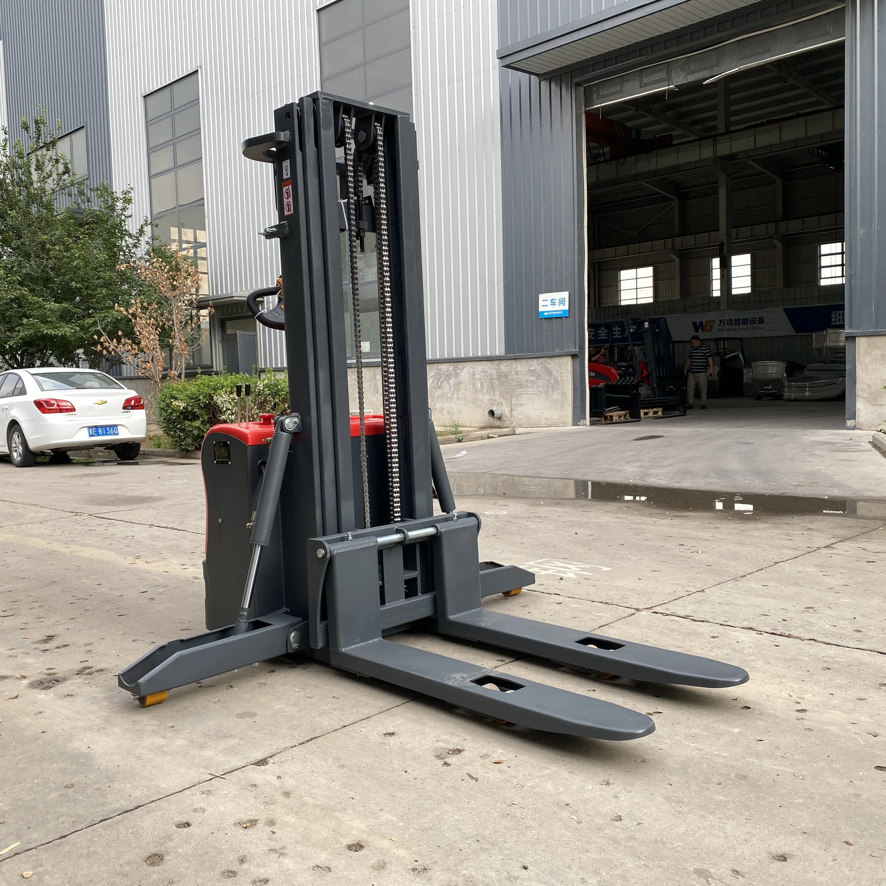 Durable 2 Tons 2m Semi Electric Automatic Forklift Stacker Machine view 2
