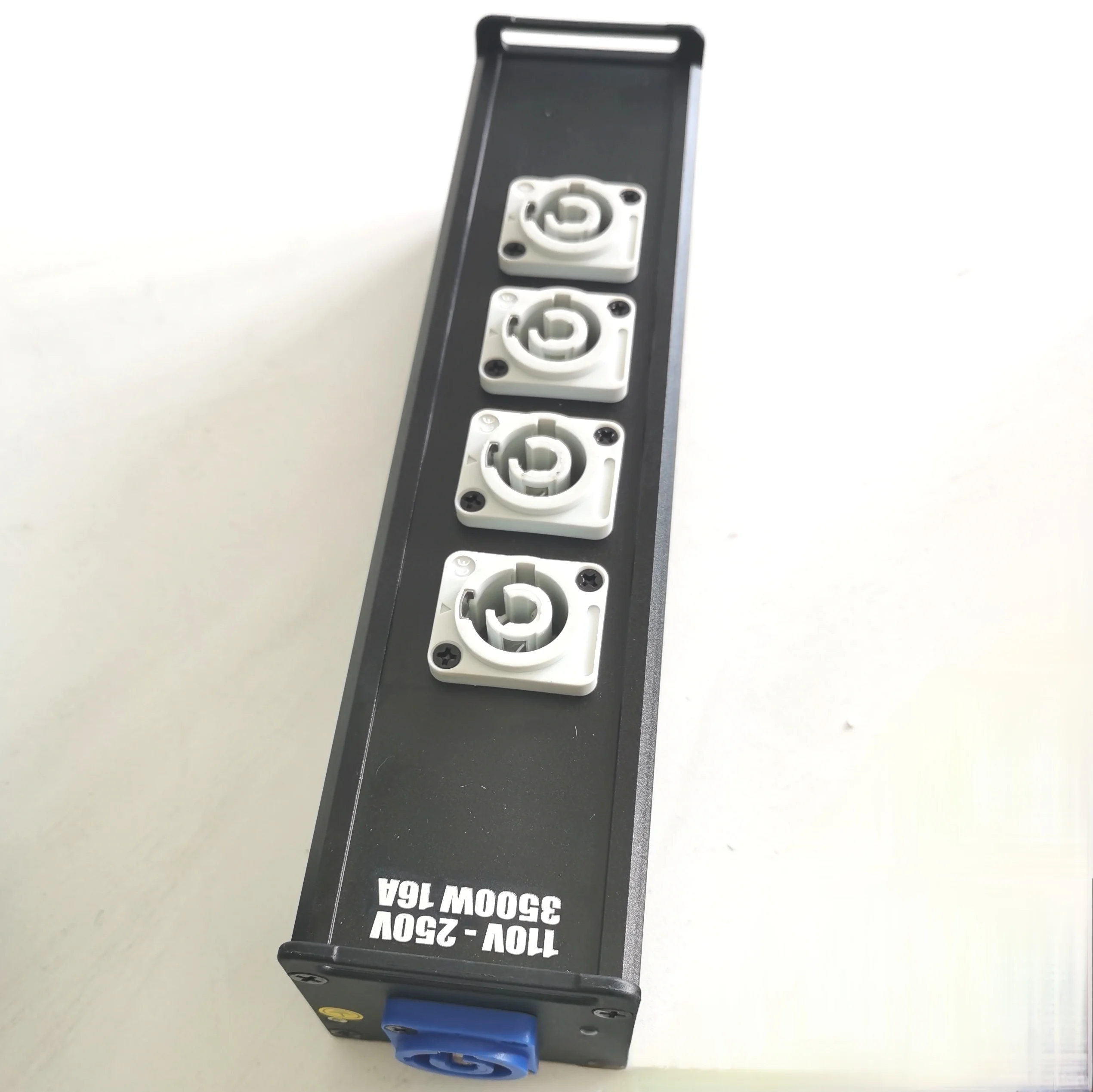 Scatola di uscita per distribuzione dell'energia in lega di alluminio con accoppiatore PowerCON da 1 NAC3MPA-1 a 5 NAC3MPB-1 per cavi di collegamento