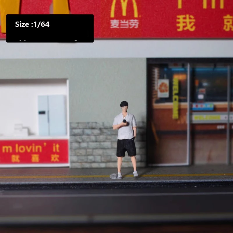 1/64 ピンクヘルメットオートバイガールミニチュア Minifigura DIY フィギュアモデルシーンクリエイティブ写真ディスプレイコレクション装​​飾