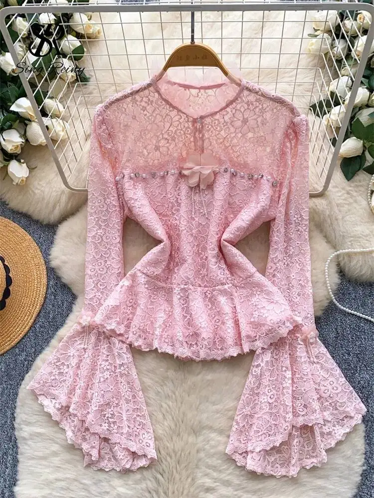 เสื้อเชิ้ตผู้หญิงแขนยาวทรงบานไม่สมมาตร คอทรงโอ ประดับลูกปัดหรูหรา ผ้าซีทรูลายดอกไม้ 3 มิติ เซ็กซี่  ผ้าลูกไม้ทรงเข้ารูป สวยสง่า