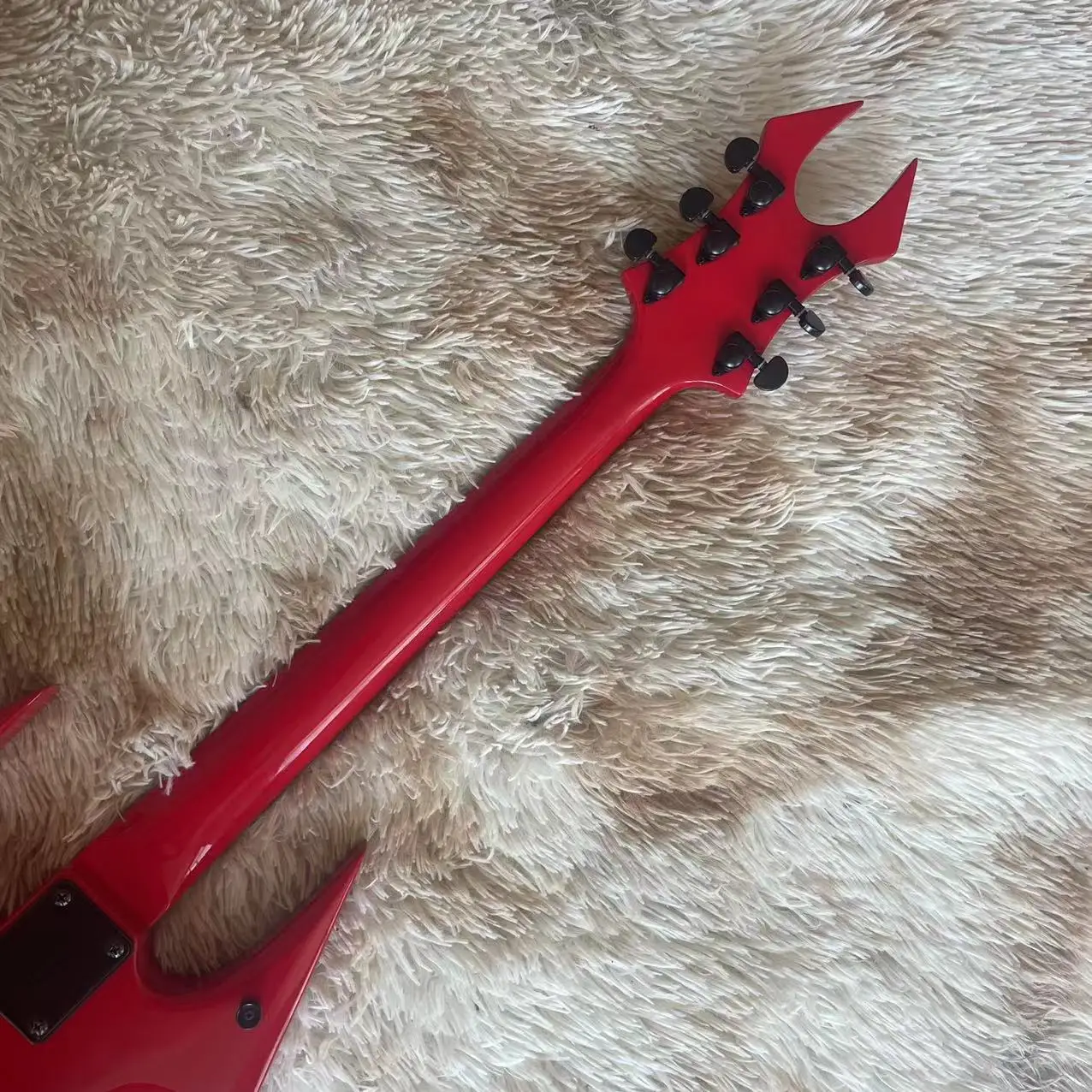 Heterogeneous split electric guitar, red high gloss body, black accessories, real shipping pictures, can be modified and customi