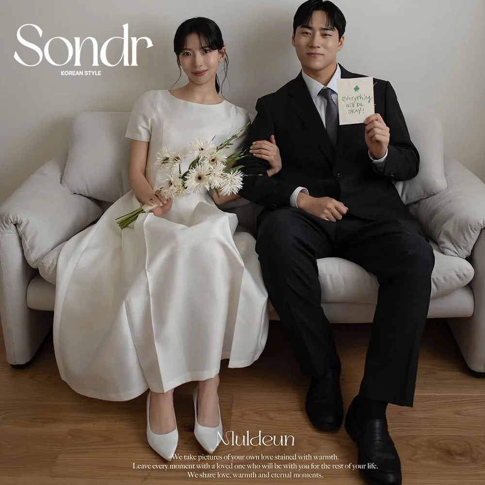 Sondr シンプルなサテン韓国のウェディングドレス スクープカラー 半袖 ブライダルガウン カスタマイズされた A ライン 写真撮影 セルフウェディングドレス