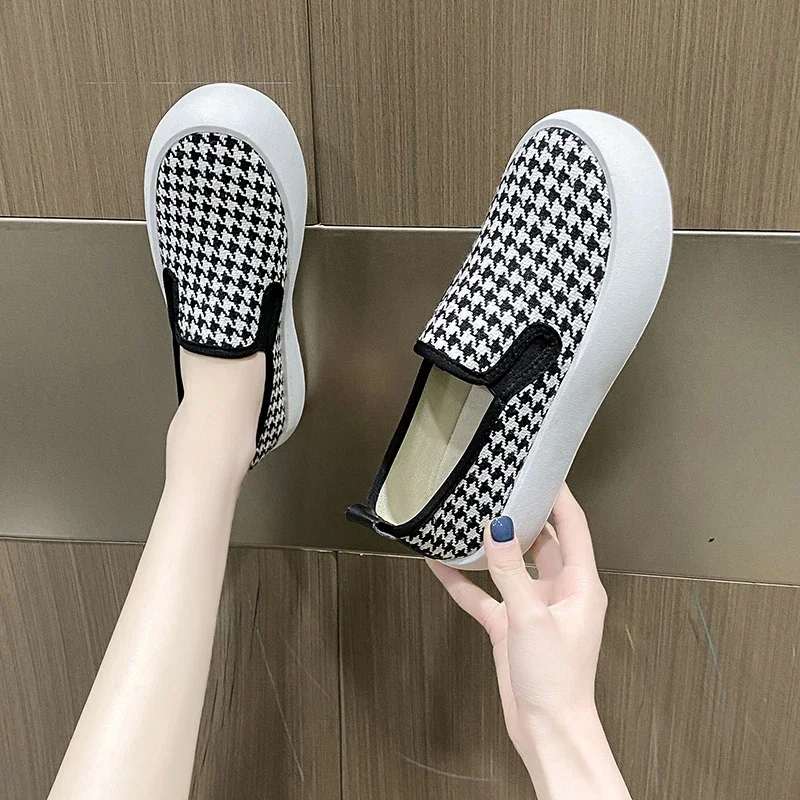 

2024 New Style Women Vulcanized Shoe Women Checkered Canvas Shoes Casual Ladies Walking Platform Shoes Slip on Loafers Sneakers