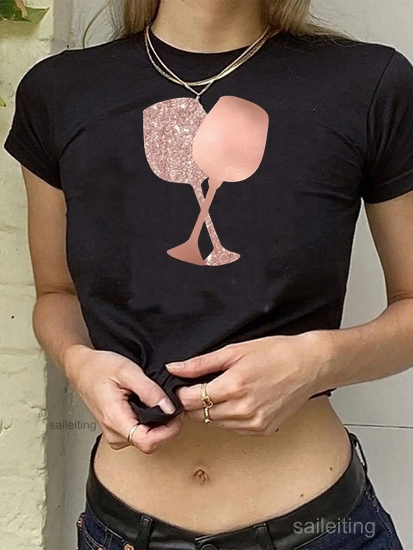 Women's White Crop Top T-Shirt with Rose Gold Wine Glass Print, Short Sleeve Casual Graphic Tee for Trendy Street Style Outfi
