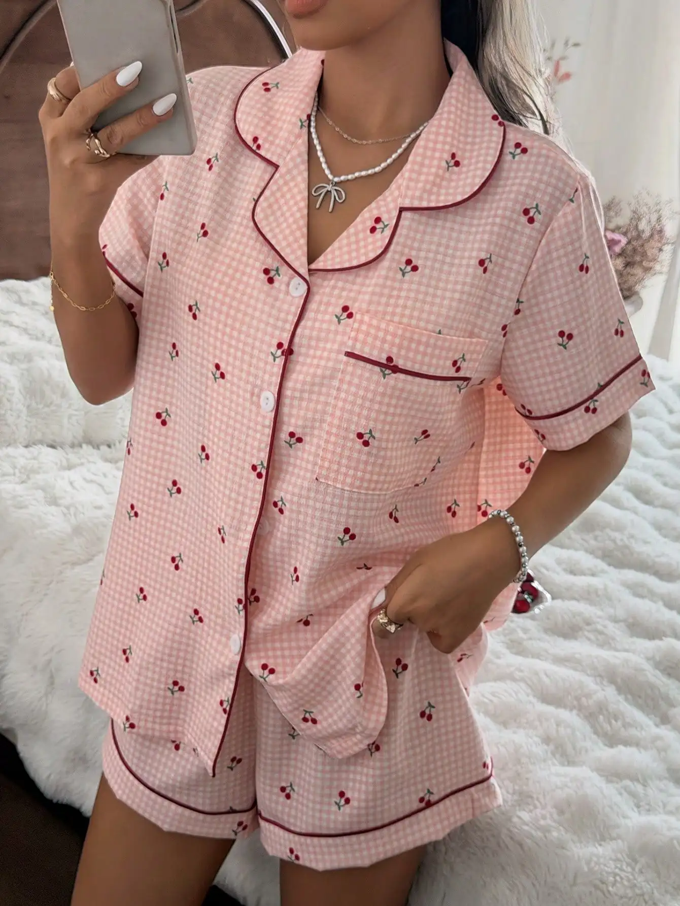 Conjunto de pijama de manga corta y pantalones cortos con cuello de camisa y estampado de cerezas a cuadros rosas para mujer
