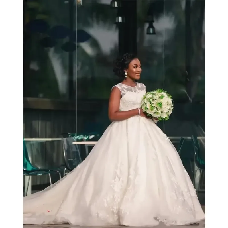 فساتين زفاف مخصصة على شكل كرة فساتين زفاف فاخرة مطرزة بالدانتيل العروس بدون أكمام سويب تراين مطرزة حسب الطلب سترة تول