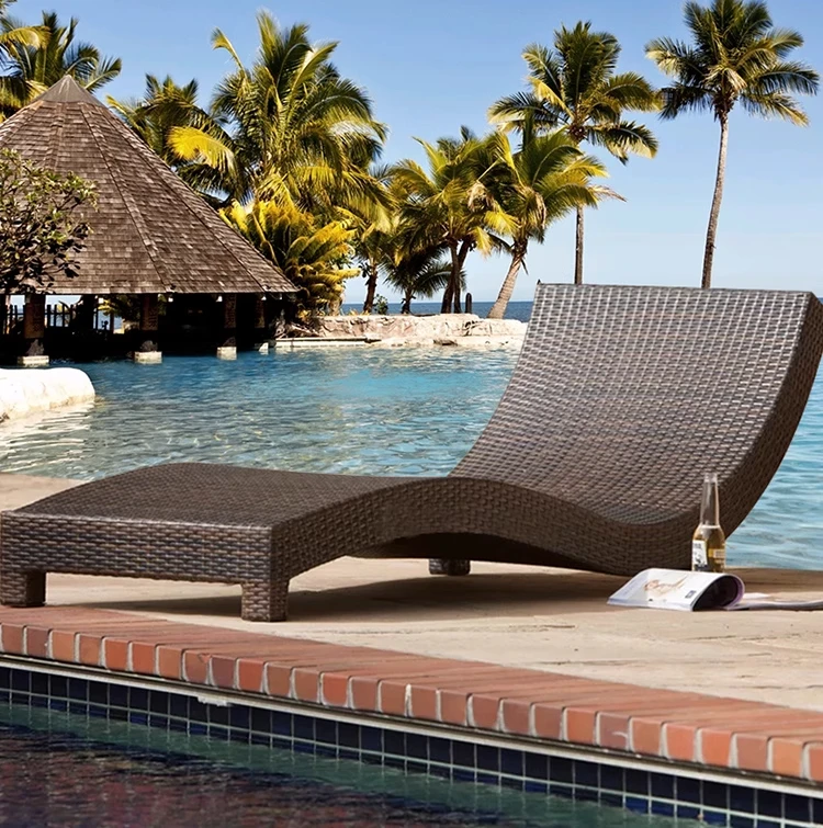 ！@Luxury Modern Design Eco-friendly Waterproof Rattan Outdoor Leisure Recliner Bed Chair for Courtyard & Beach Use