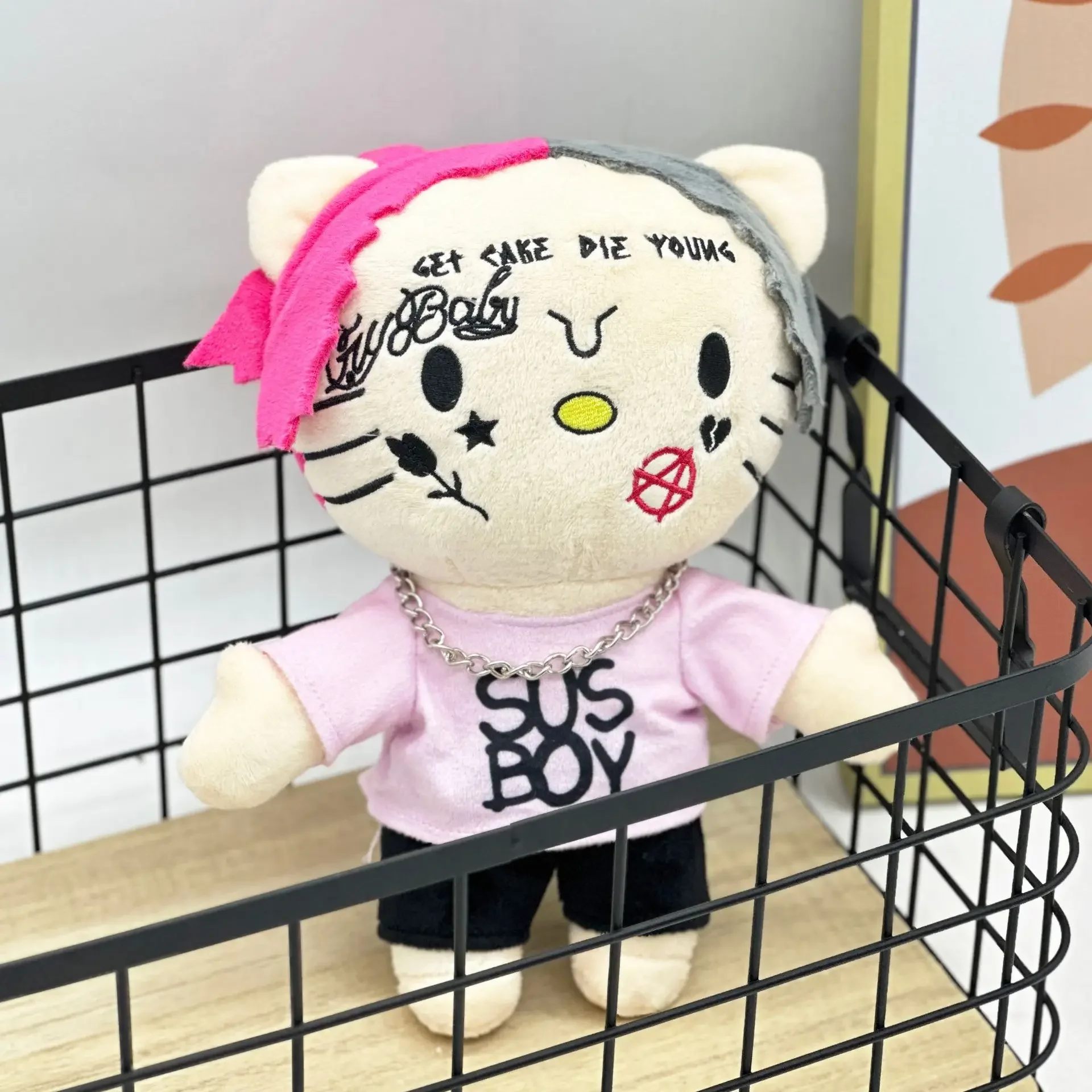 Peluche Chat ChimPunk avec Tatouages et Cheveux Roses, Cadeau Unique pour Collectionneurs et Gérants