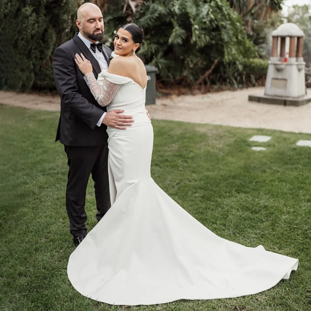 Vestido de novia de satén dividido con mangas largas y hombros descubiertos, vestido de novia personalizado de satén fruncido de corte bajo con lentejuelas y vuelo para exteriores