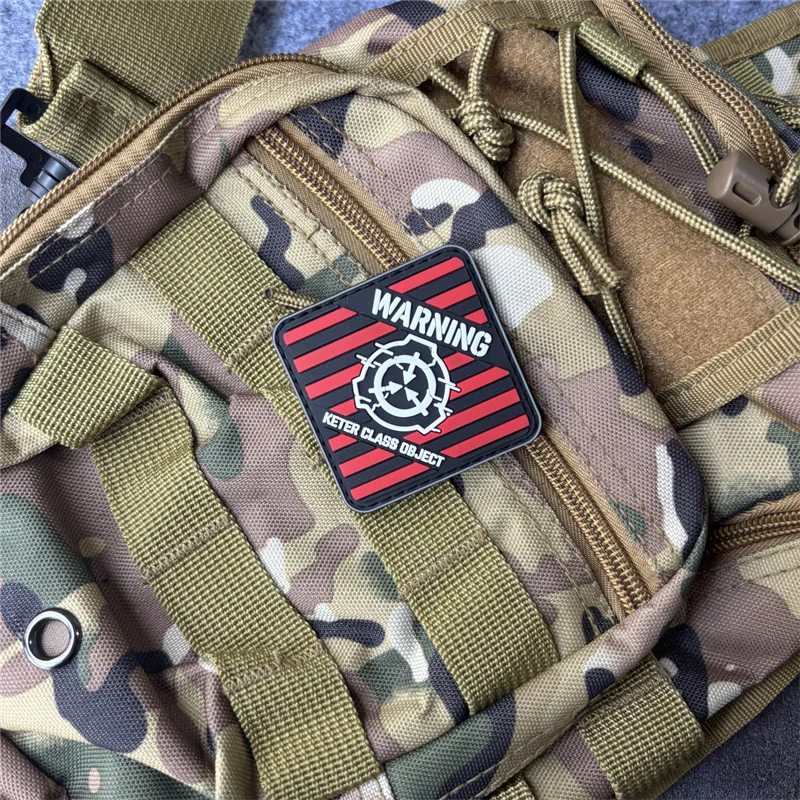 Parche de PVC con la inscripción 'ADVERTENCIA: OBJETO CLASE KETER', insignia táctica de moral con gancho y bucle, parches militares, pegatinas para ropa y mochilas, brazalete
