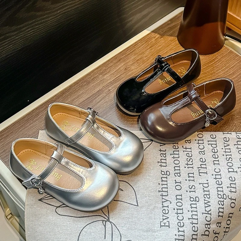 

Лоферы для девочек, обувь2026, весеннее новое корейское издание, детские туфли на мягкой подошве, модные нескользящие детские маленькие кожаные туфли для девочек