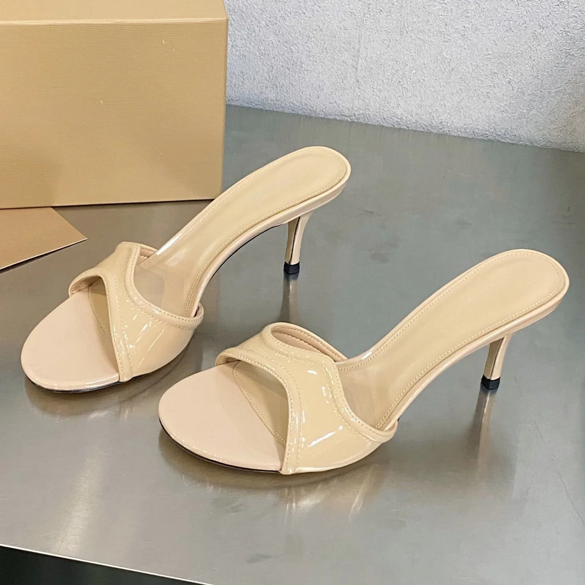 

High quality 2026 Women's Open Toe Cutout Patent Leather Heeled Mules YYT24070412