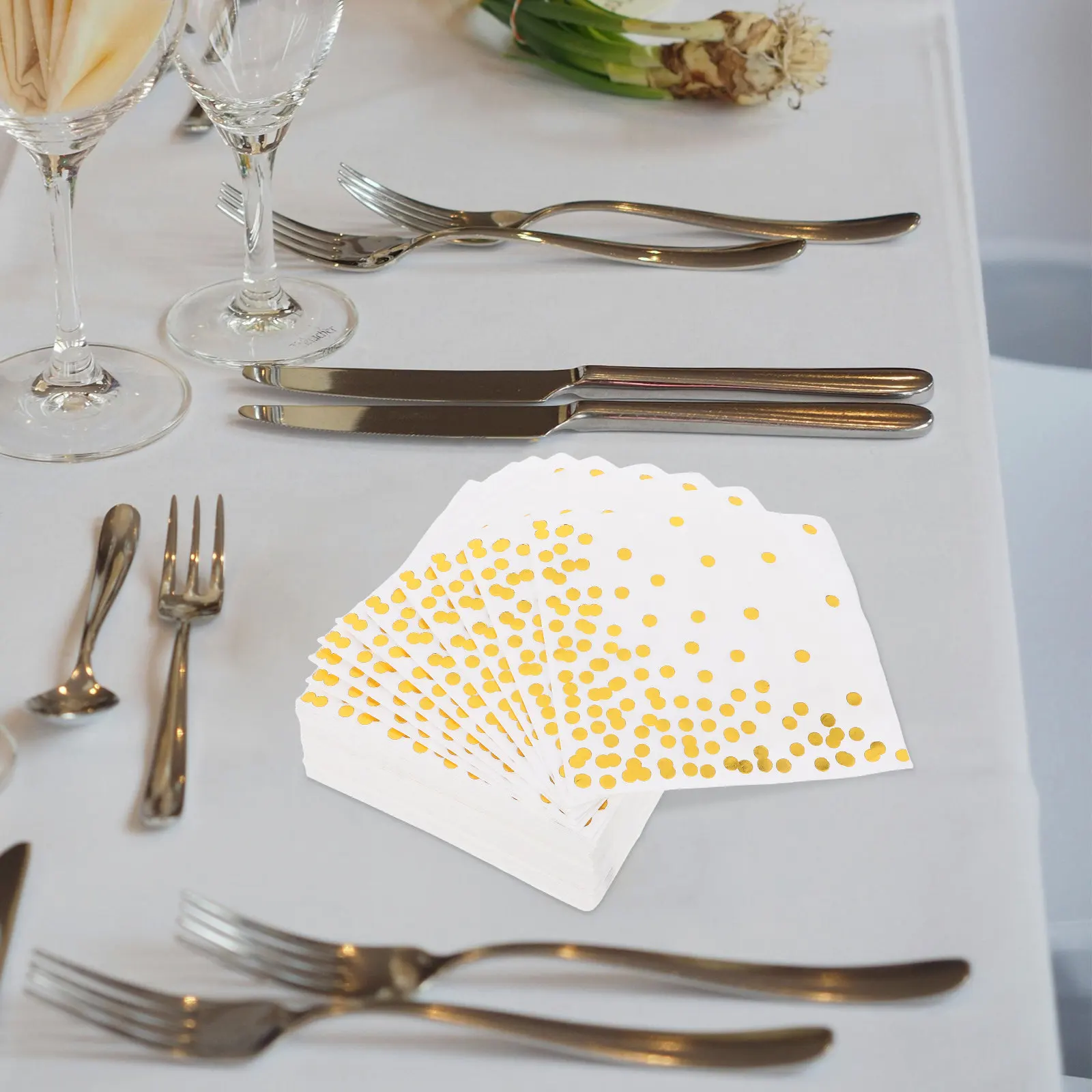 

Салфетки из золотой фольги: современный дизайн с листьями, звездами и квадратами – бумажные салфетки для торжественных и повседневных мероприятий, свадеб, вечеринок, а также для уборки после них.