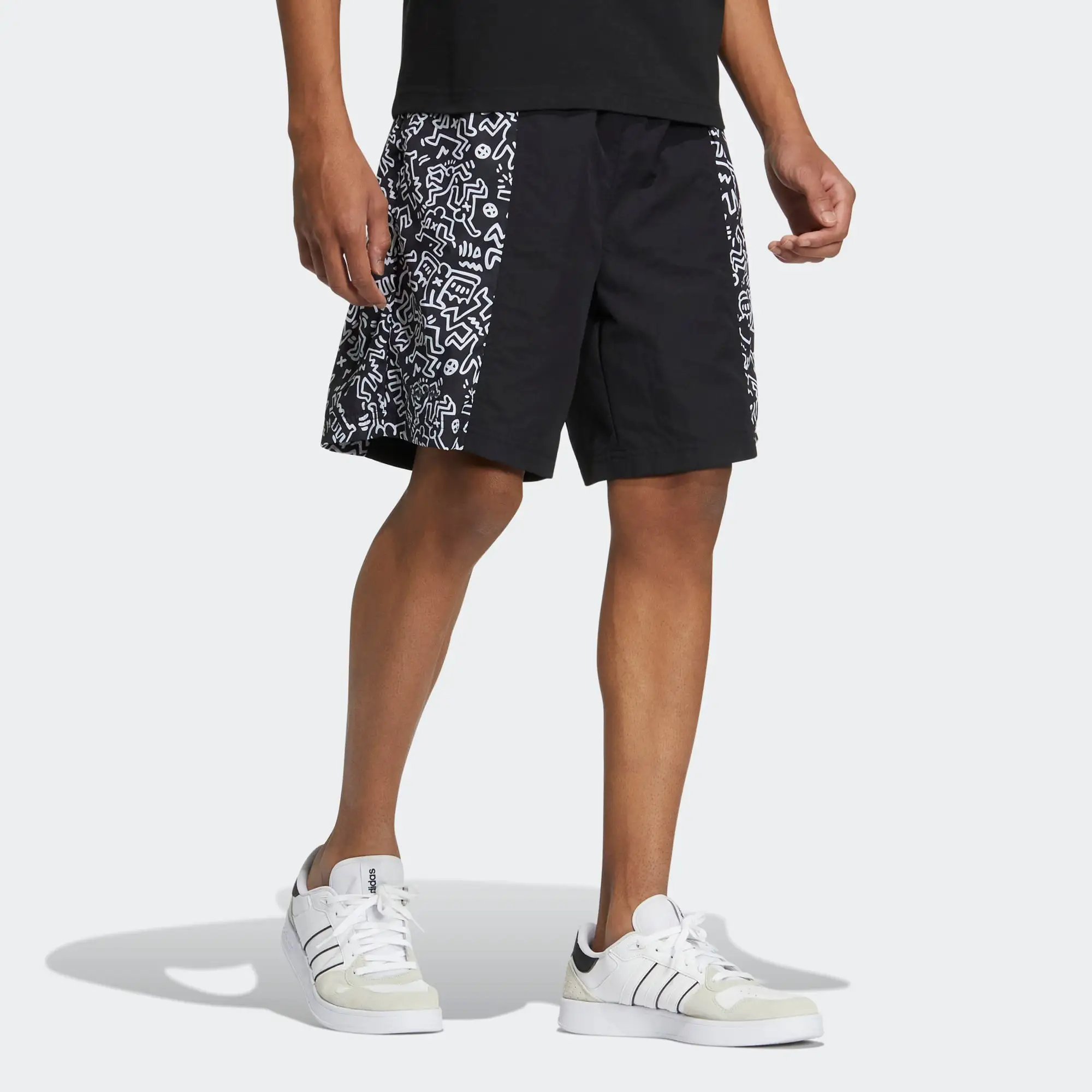 

Яркие уличные шорты Adidas, стильные и эластичные для городских исследований и свободных прогулок — необходимые для модных спортсменов