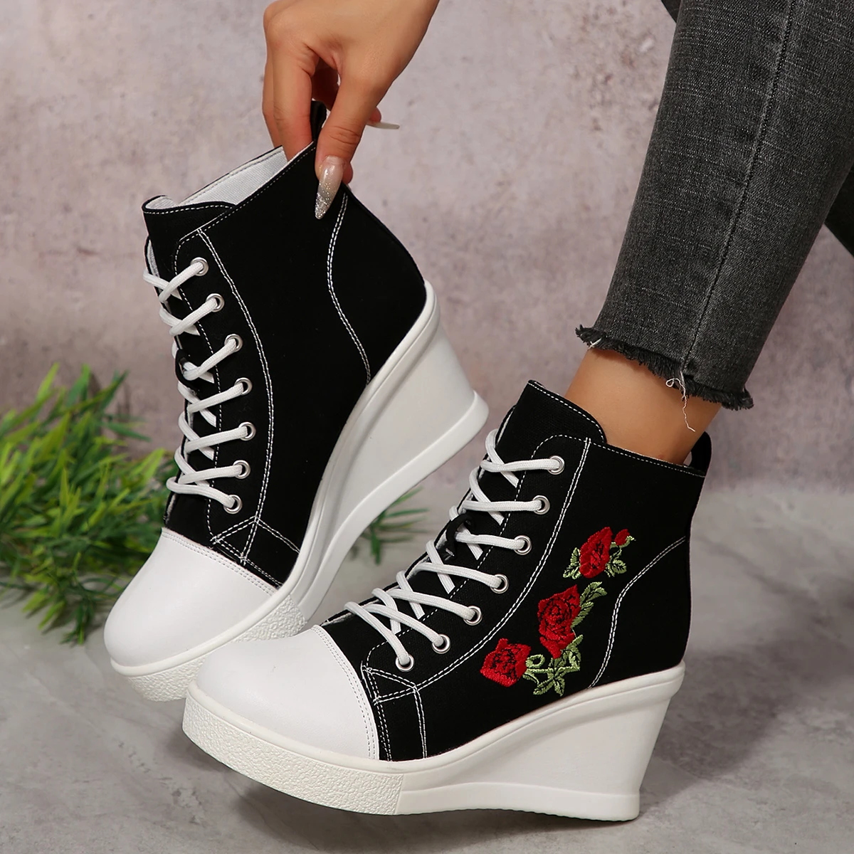 

Весенне-осенние женские кроссовки, высокие кеды на танкетке, модные кроссовки на платформе, женские повседневные парусиновые туфли на шнуровке, увеличивающие рост