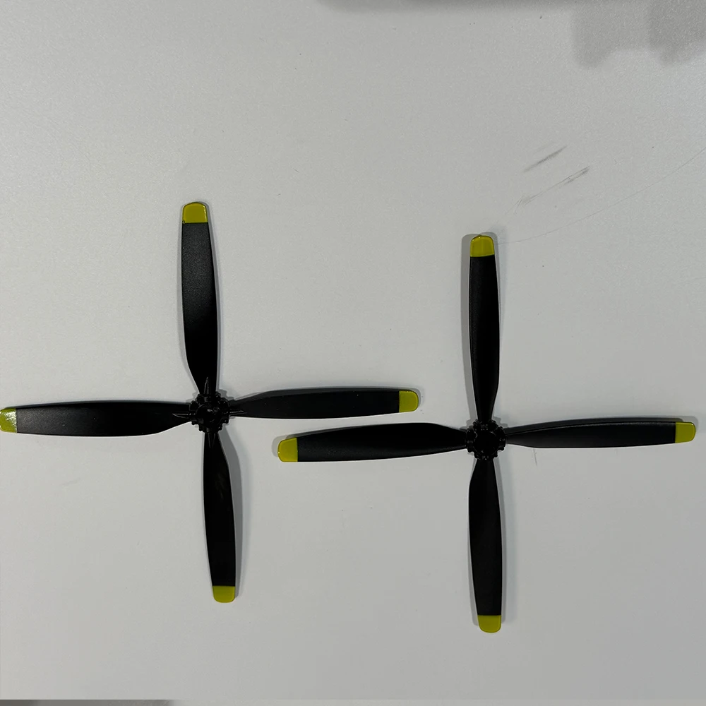 Das Zubehör für das Sayzon P51D Musting RC-Flugzeug (510 mm Spannweite) umfasst einen Propeller und ein rotes/gelbes Fahrwerk. – Detail 27