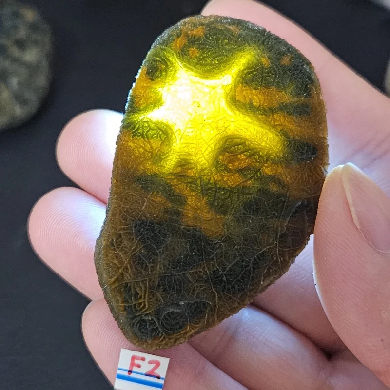 specimen-mineral-d'agate-de-montagne-noire-naturelle-decoration-de-la-maison