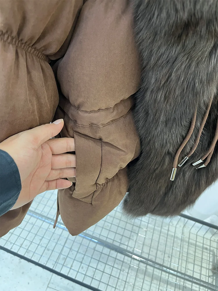 سترات منتفخة شتوية دافئة للسيدات لعام 2026 بياقة من فرو الثعلب الطبيعي الحقيقي سترات بيضاء من ريش الإوز معطف سميك ملابس خارجية للسيدات