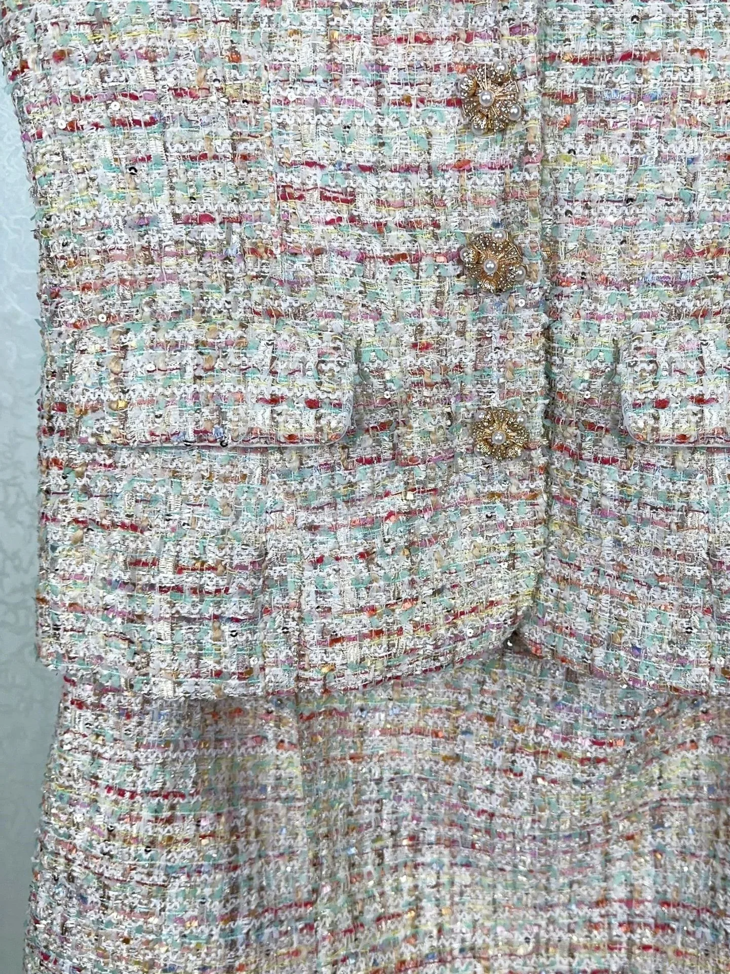 Vestido colorido de tweed para mulheres, 2 peças falsas, decoração de botões entalhados, mini robe, sem mangas, doce, outono, 2024