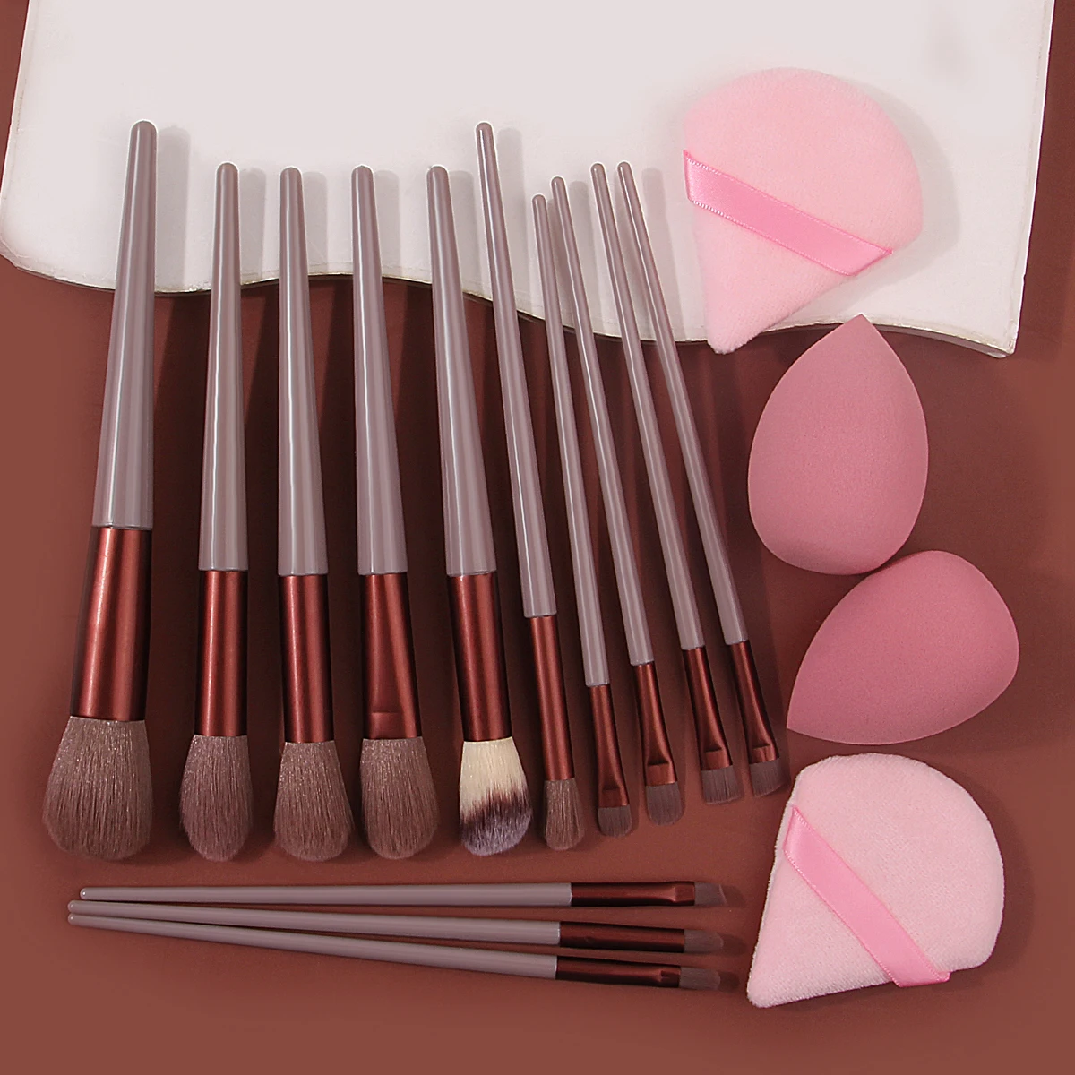 The 17PCS high-quality makeup brush set includes a multi-purpose facial makeup set brush, a beauty egg/triangular powder puff