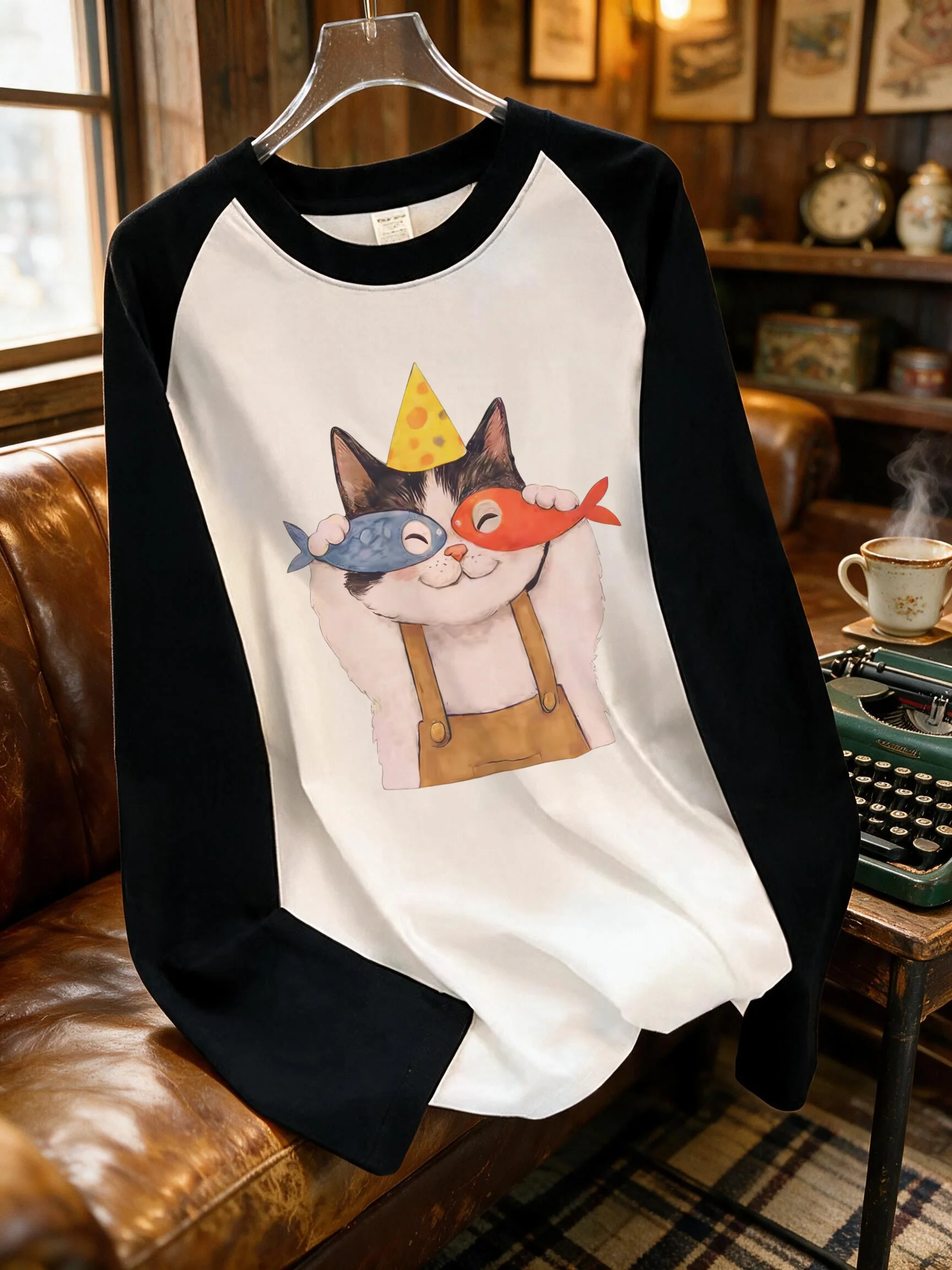 A Little Cat Holding Two Fish Print Raglan Long Sleeve T Shirt Women's Graphic Crew Ncek Tops Vintage T-shirt Clothes Female