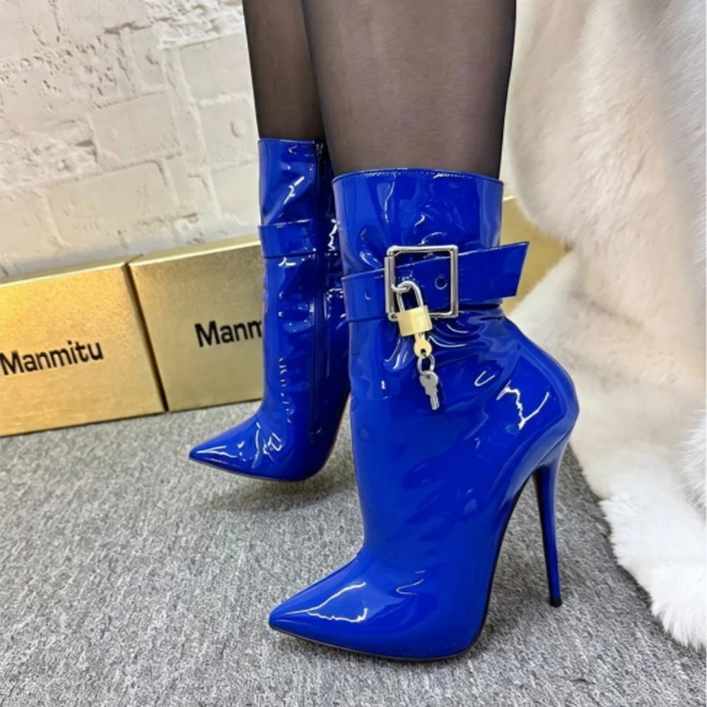 14 cm hohe Stiefeletten, Damen-Kurzstiefel im Cross-Dressing-Stil, Unisex-Cosplay-Schuhe, spitze Zehen, Schnallenriemen, Rot, nach Maß gefertigt.