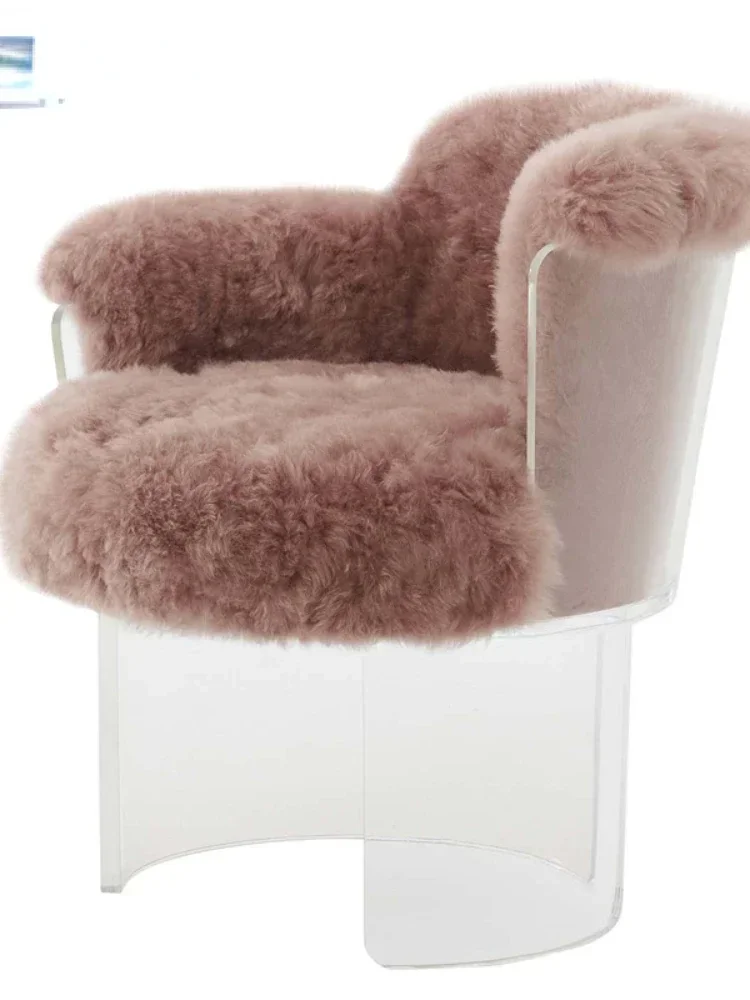 

Акриловое кресло-пуф необычной формы с подлокотниками и спинкой для демонстрационных комнат