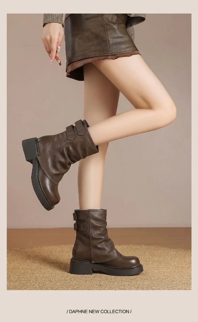 Neue Damen-Stiefeletten mit eckiger Zehenpartie und verstärktem Absatz, dicke Plateaustiefeletten mit Blockabsatz, kurze Retro-Stiefeletten aus weichem Leder mit Reißverschluss auf der Rückseite. – Detail 3