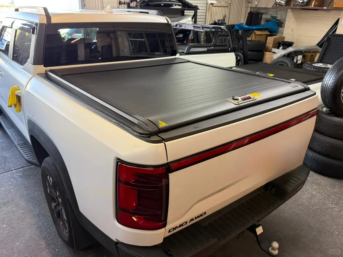 

Retractable Aluminum Tonneau Cover with Waterproof Manual Roller Lid for Ford Ranger Pickup Truck