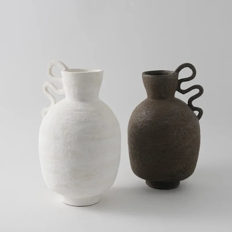 Modernes, minimalistisches, handgefertigtes Keramikvase-Ornament im Wabi-Sabi-Stil mit Ohren