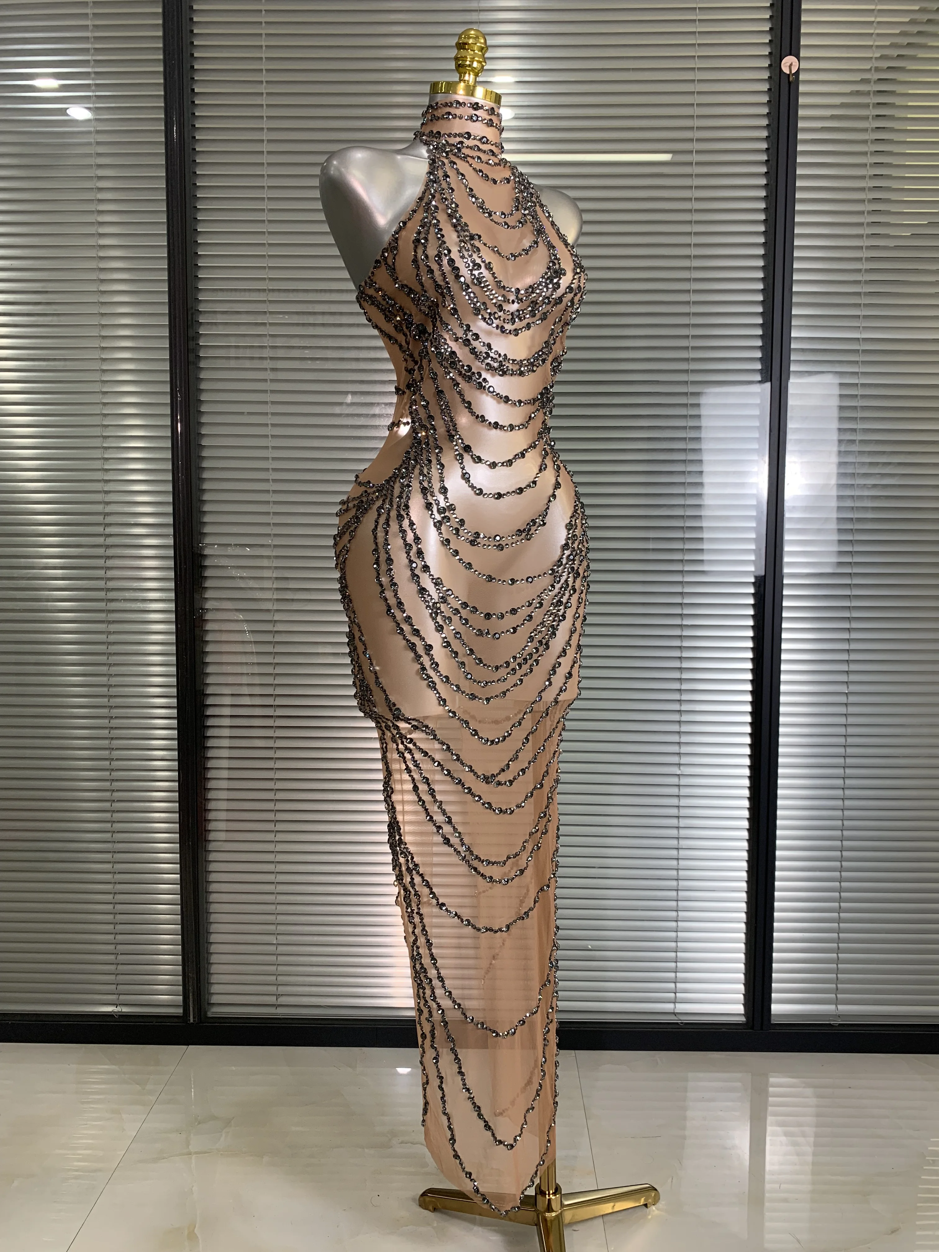 Nieuwe vrouwen sexy mesh kristal diamanten pure lange maxi jurk zien door goud grijs feestkostuum podiumvoorstelling jurk