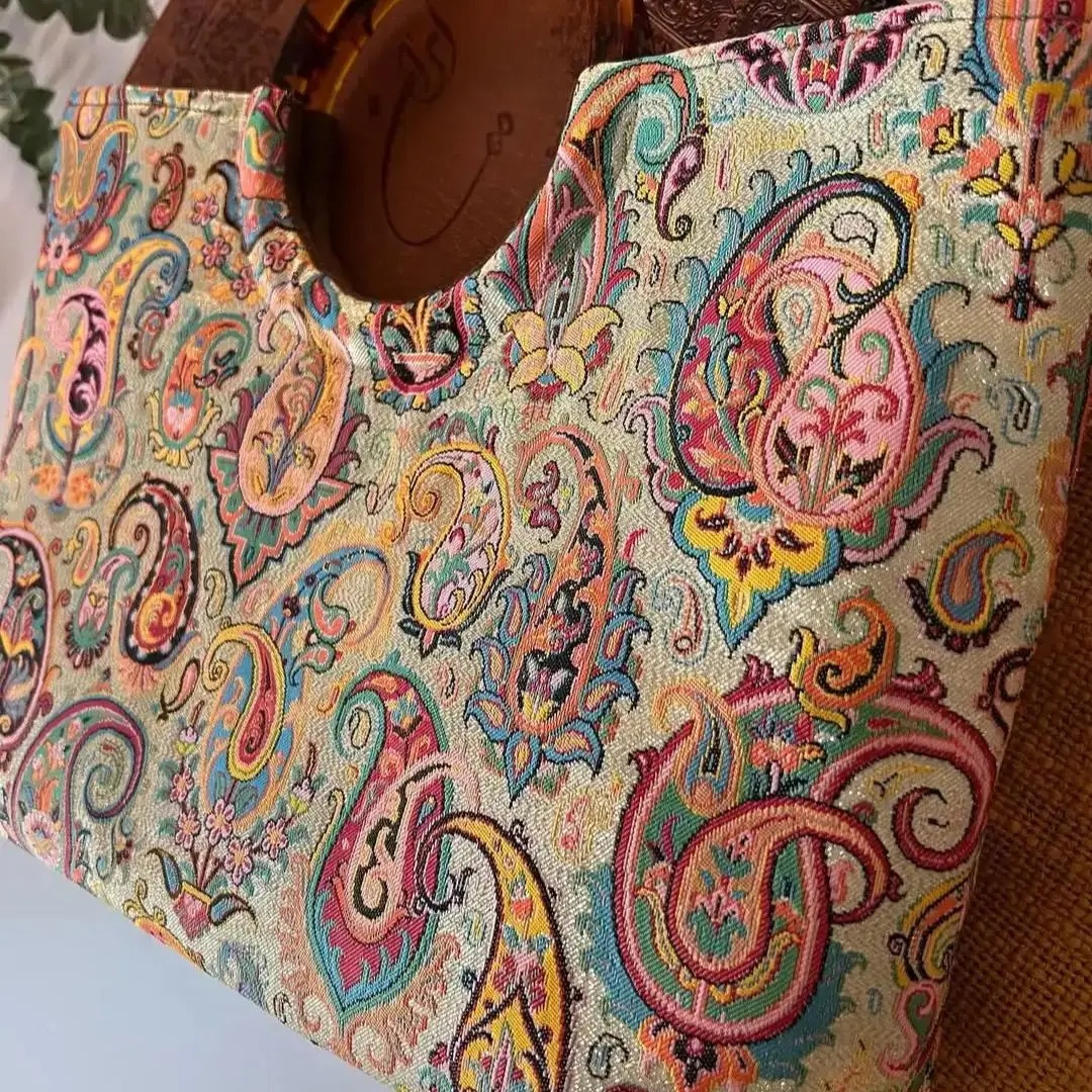 perdu-en-vintage-annees-1960-sac-a-main-sac-a-provisions-sac-a-main-beige-brillant-exterieur-paisley-jacquard-tissu-couleurs-vibrantes-pochette-plus-sacs