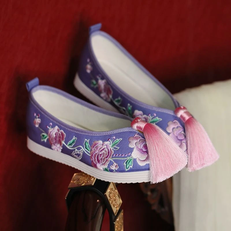 Zapatos de tela con borlas de estilo antiguo, zapatos de tela de Pekín, suelas de tendón Hanfu, zapatos bordados de peonía, zapatos de ropa