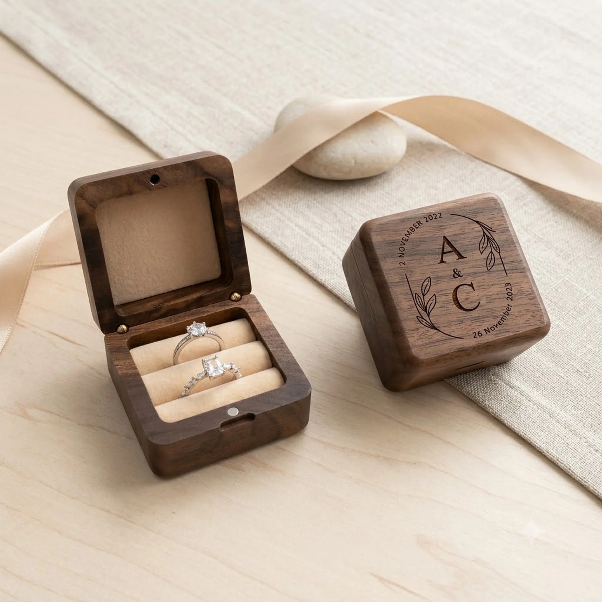 Maßgefertigte Gravierte Walnussholz-Ringbox für Hochzeitszeremonie Doppelringhalter Verlobungs-Geschenk für Paare – Detail 11