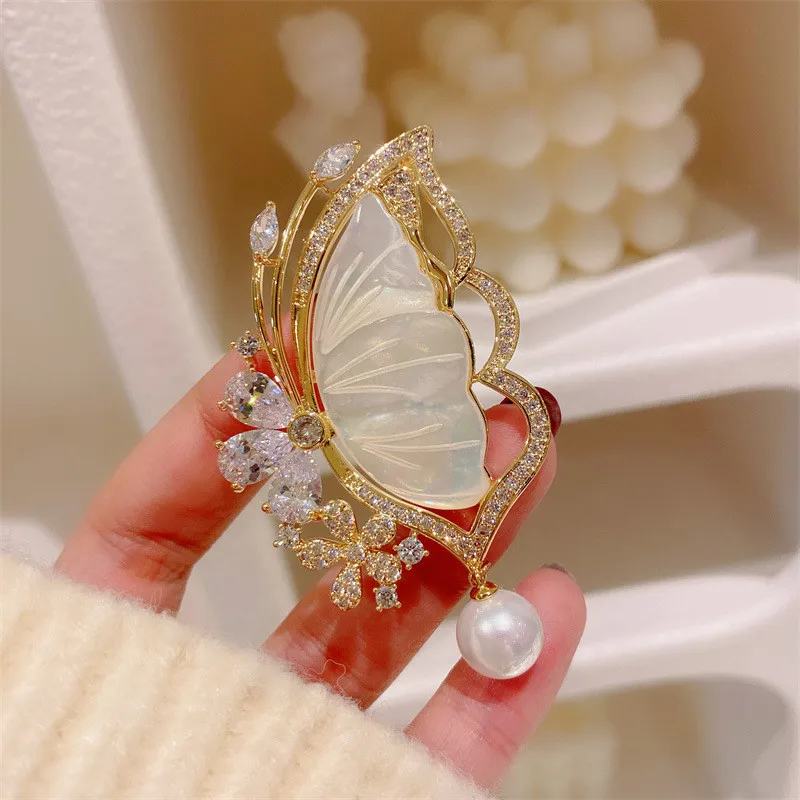 CC Elegant Brooch Natural Shell Imitation Pearl Butterfly Shape Sweater Pins Exquisite Scarf Clasp French Style Corsage B230