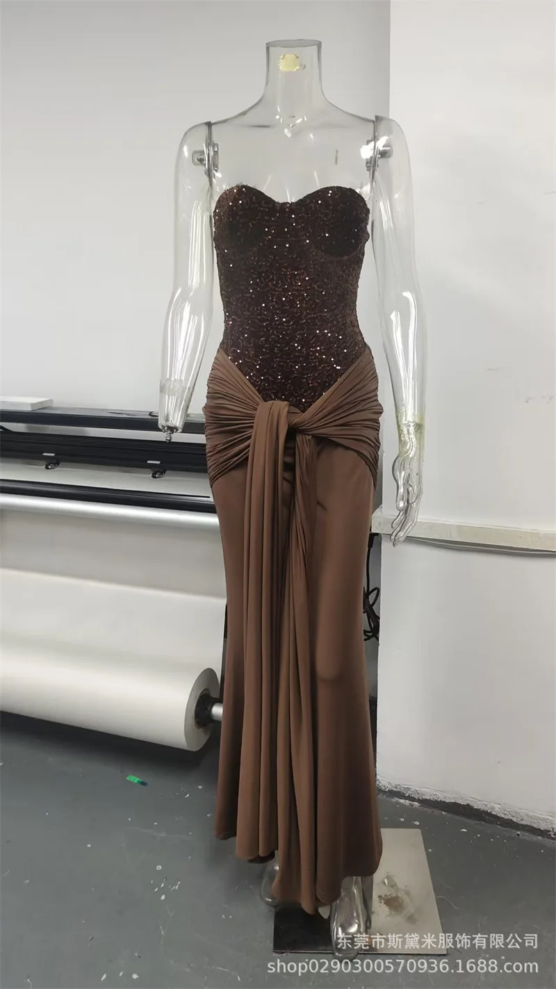 Abito con corpetto di paillettes di lusso 2025 Abito lungo senza spalline marrone con gonna a strascico Abito formale da donna per banchetti con perline Disponibile