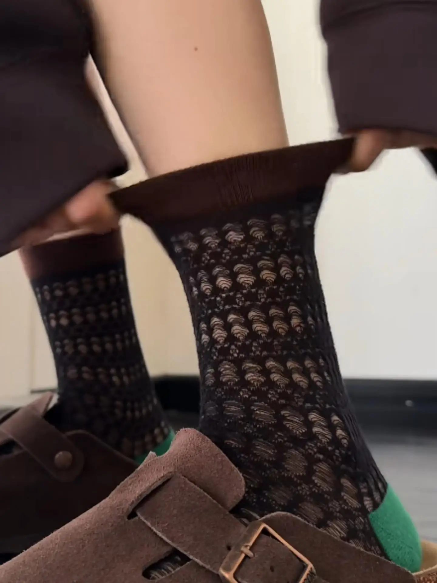 meias-femininas-de-verao-finas-e-respiraveis-de-seda-de-vidro-cano-medio-casuais-com-bolinhas-vazadas-pretas-lazer-grossas-modernas-e-na-moda