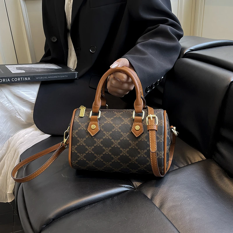 

Винтажная дизайнерская сумка для подгузников в стиле Парижа, стильная кожаная сумка через плечо для женщин, вместительная минималистичная сумка-мессенджер.