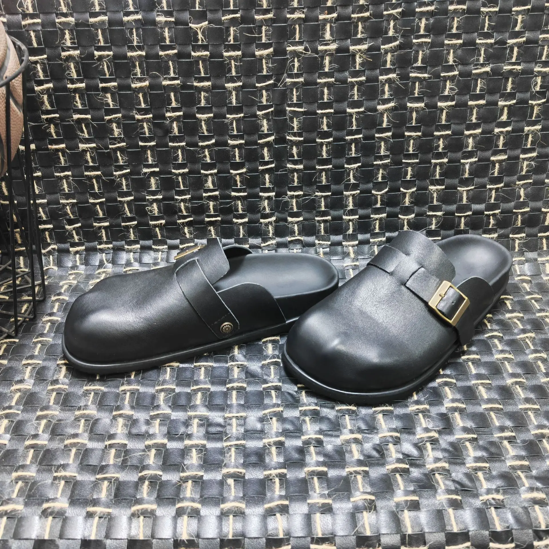 

Men Mules Genuine Leather Casual Covered Toe Slippers Women Outdoor Shoes Owens Vintange Gothic Luxury Design Classical Sandals