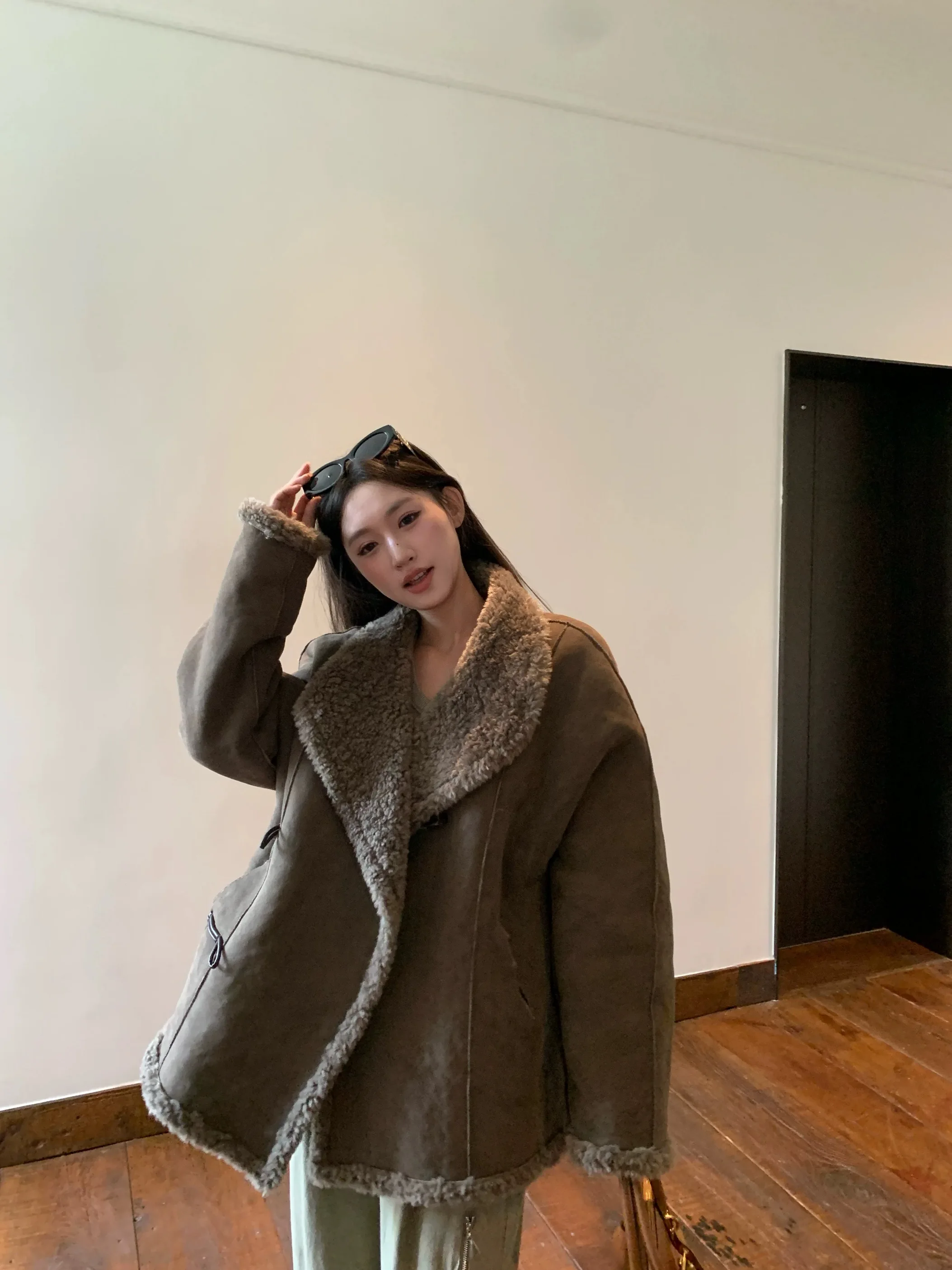 

Женский оверсайз из овечьей шерсти, красивый, элегантный, изысканный, изящный, очаровательный, привлекательный, соблазнительный, великолепный, женский