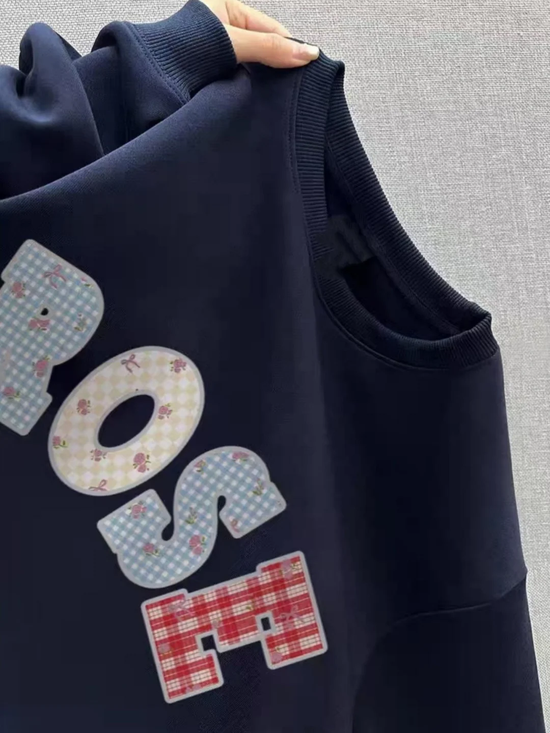 

Свободный свитшот с круглым вырезом для женщин, тонкая модель для ранней осени, новинка, осенне-зимний топ с длинными рукавами, цвет синий.