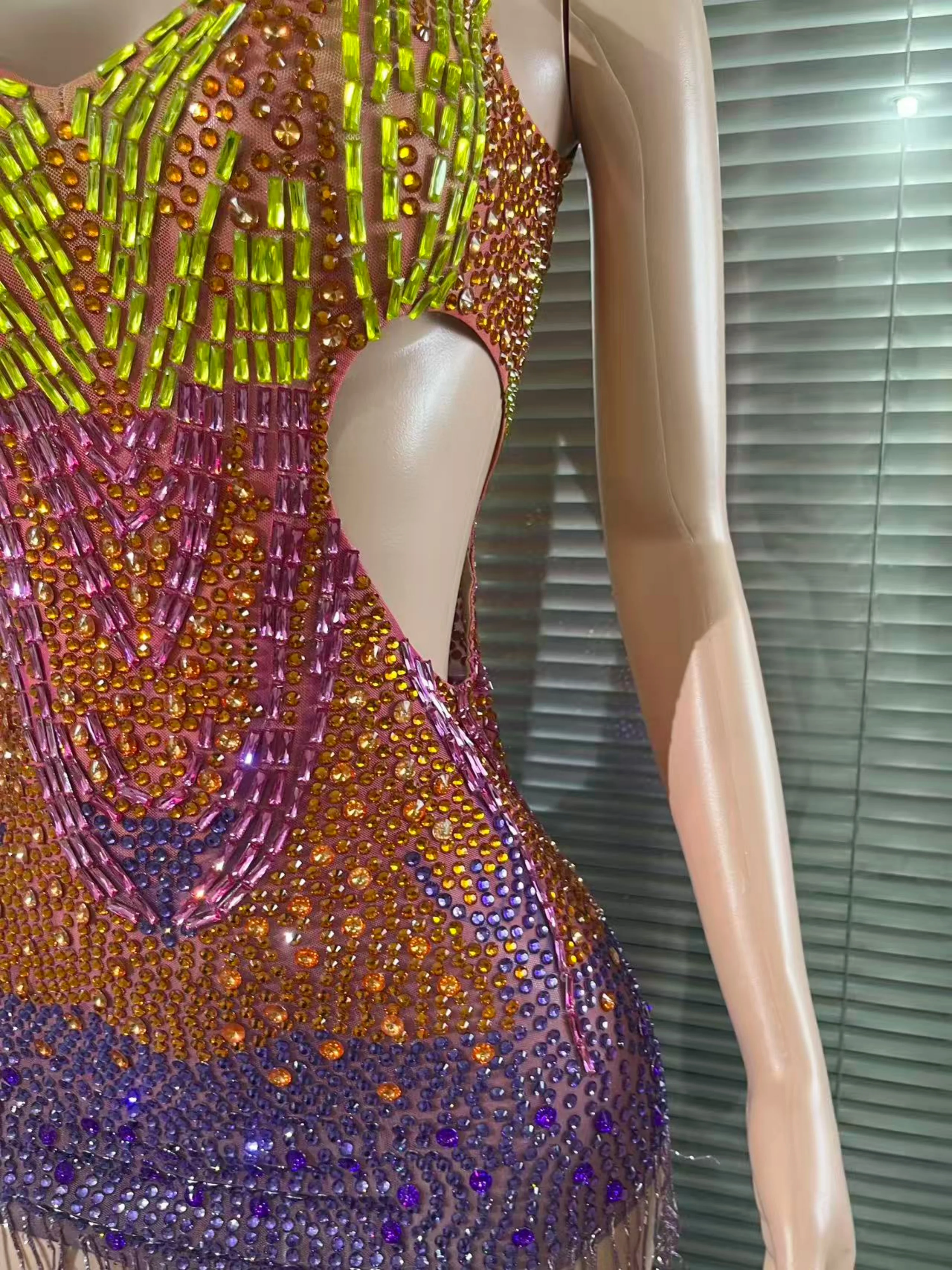 Sofisticato abito corto con nappe ritagliate con strass colorati su misura Abito da compleanno per club in costume da spettacolo di danza sexy da donna