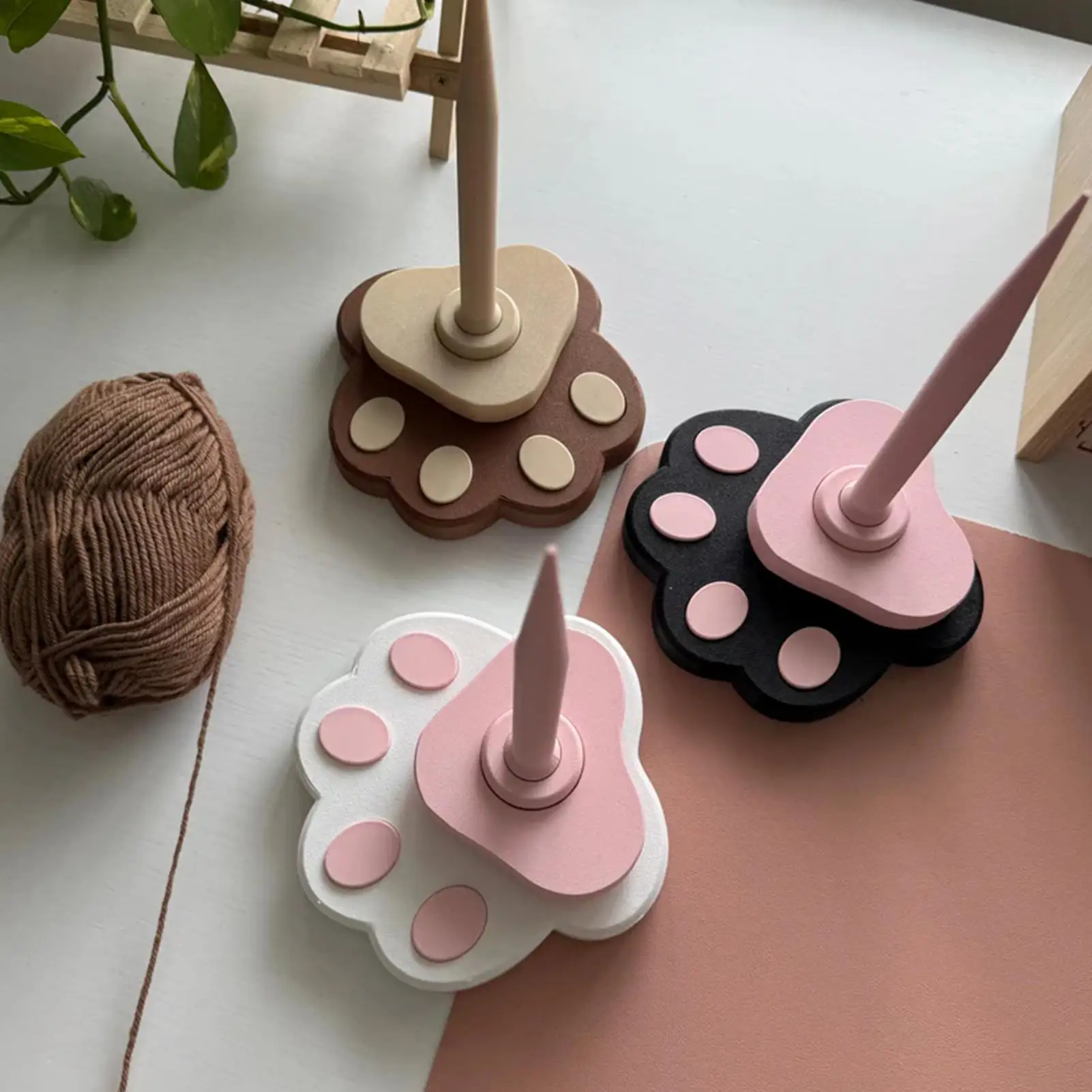 

Подставка для пряжи в виде кошачьей лапы, катушка для пряжи, домашняя плетеная катушка для пряжи, подставка для хранения, столешница, вращающаяся пластиковая намотка для шитья, вязания, рукоделия