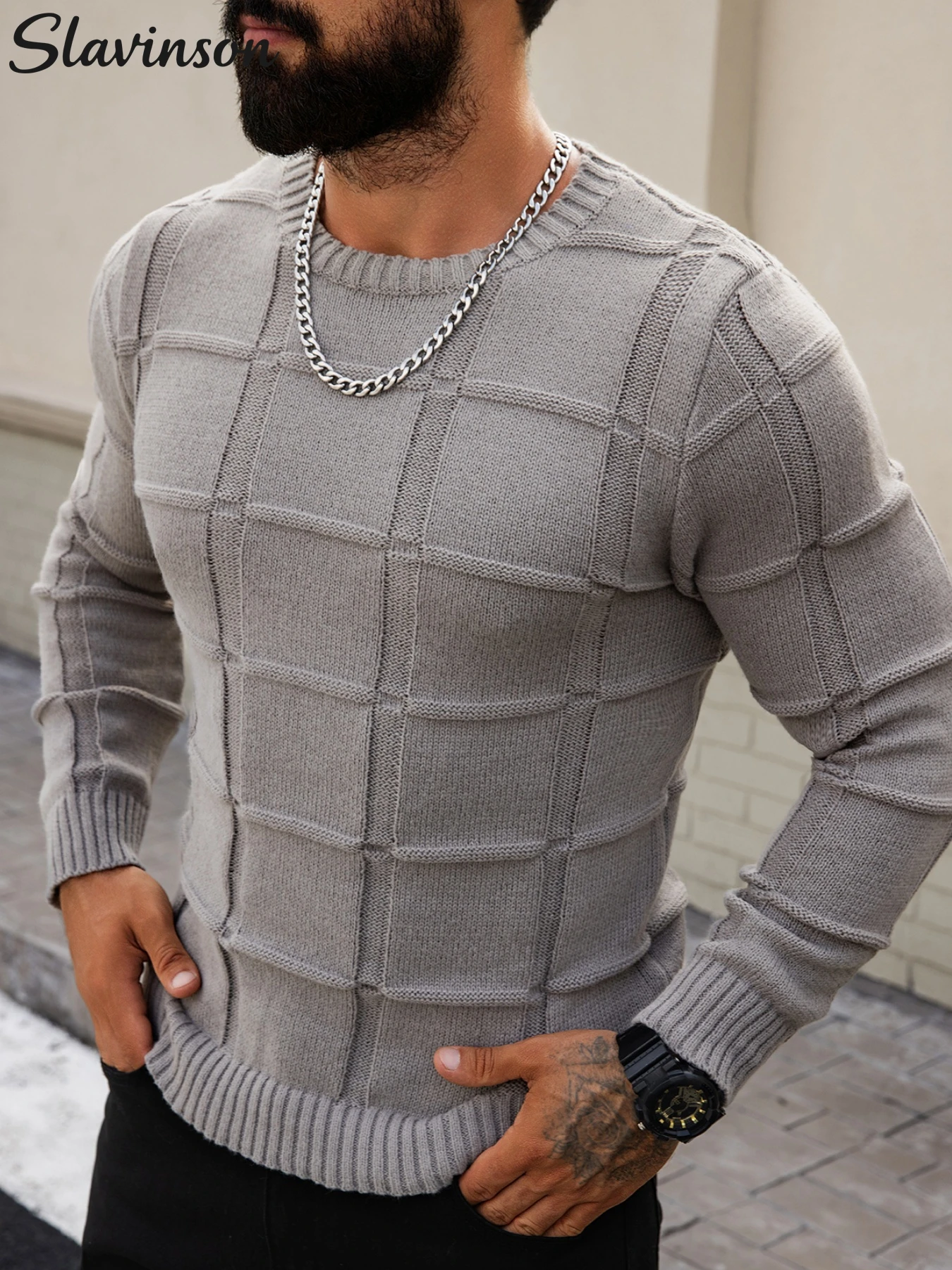 

Мужская осенняя одежда. Мужской серый вязаный свитер с клетчатой текстурой, мягкий и дышащий, идеально подходит для офиса и кофейных прорывов.