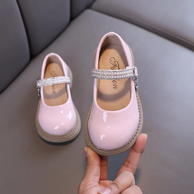 Sepatu Kulit Anak Perempuan 2025 Sepatu Putri Fashion Anak Baru Sepatu Flat Kasual Anak-anak Serbaguna Tari PU Mengkilap untuk Pesta Pernikahan