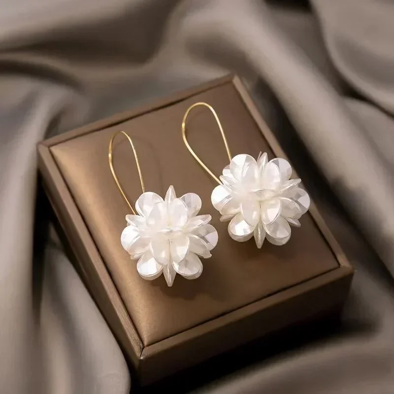 

Korean White Acrylic Flower Petal Drop Earrings For Women's Fashion Statement Shell Flower Trend Alloy Pendant Earring Jewellery